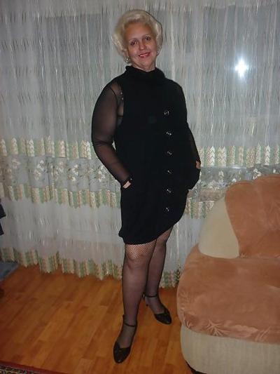 25P Russian mature woman with sexy legs!