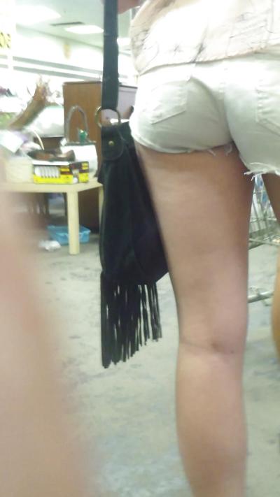 25P Cul et fesses d'adolescents en short en jean faisant du shopping
