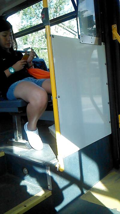 25P Voyeur - Des filles en transit aléatoire, un superbe regard sur la caméra.