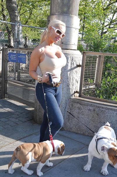 12P Nicole Coco Austin: Schöne harte Brustwarzen und heiße CamelToe