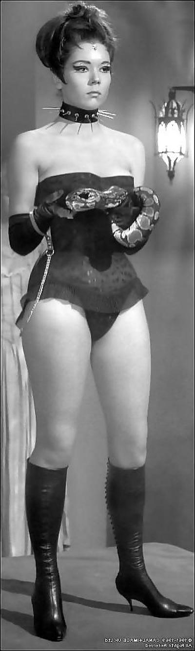 9P Diana Rigg als Emma Peel. Britische Retro-Milf