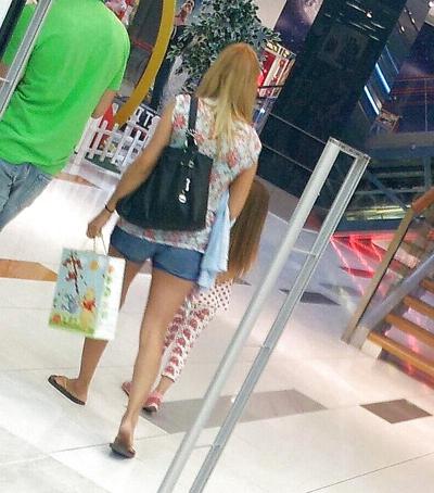 22P Hot sEXY mUM in bLUE sHORTS