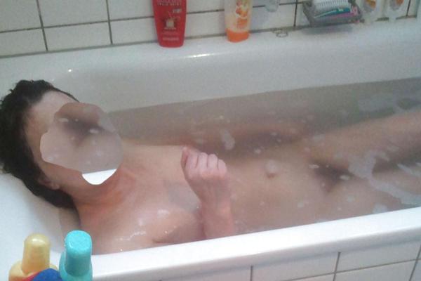 16P Hairy amateur gf caught bathing in bathtube hidden voyeur