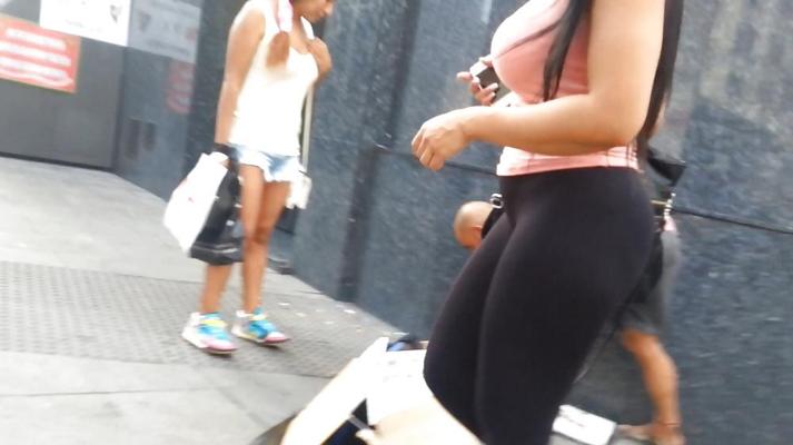 15P PAWG sexy dans un pantalon moulant en spandex noir