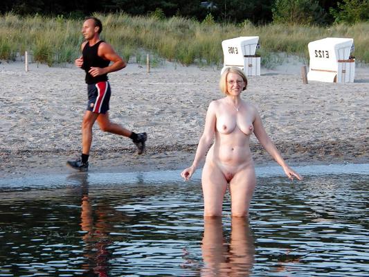 25P Amateur Exhibitionists