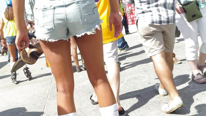 21P Mädchen im Skate-Hintern und Arsch in Shorts