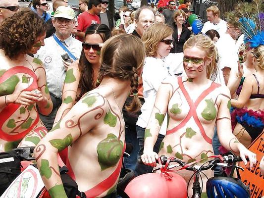25P Nude Painted Ladies in Public Fetish Gallery 17