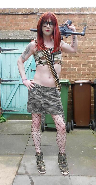 25P Tranny Supersatin Army Girl saca sua arma (fotos ao ar livre)