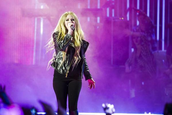 4P Avril Lavigne – Cameltoe-Muschi