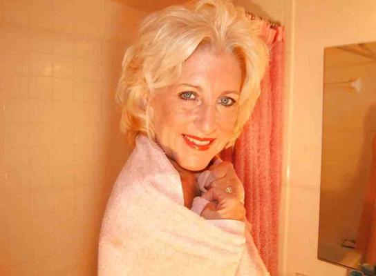 22P SeXy Amateur GraNNy Takes Shower by DarKKo