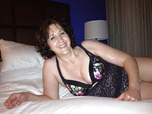 22P Hot Amateur MILF Brenda