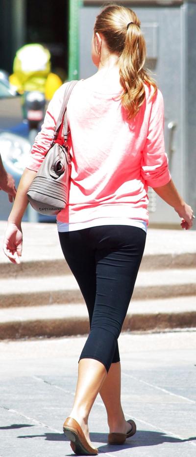 25P Heiße Ehefrauen auf der Straße mit schönen Ärschen in engen Leggings