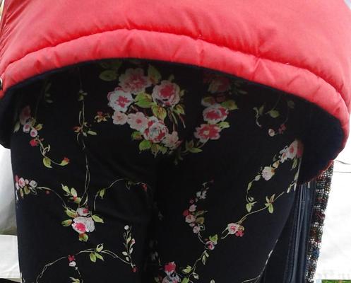 11P Cul mature et culotte dans un coffre de voiture local
