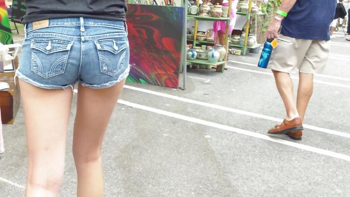 25P Mégots et cul d'adolescents en short à la foire