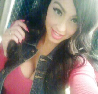 21P Jeune superbe latina MILF énorme rack