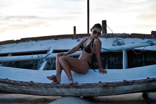 7P Teen In sexy bikini on holidays & nude belly