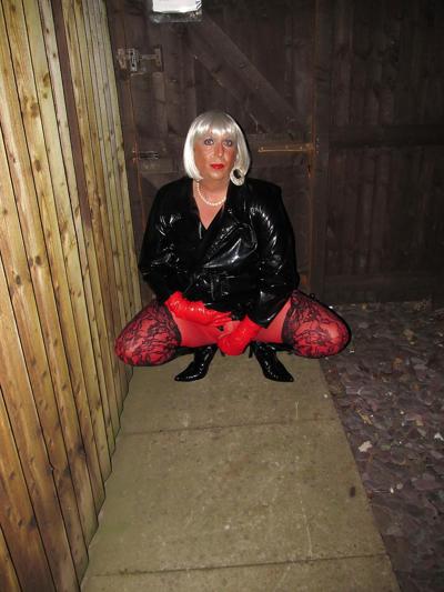 14P Blonde slut in pvc suck big cock !