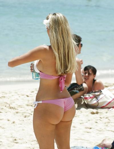 25P La beauté du cul 24 (sur la plage)
