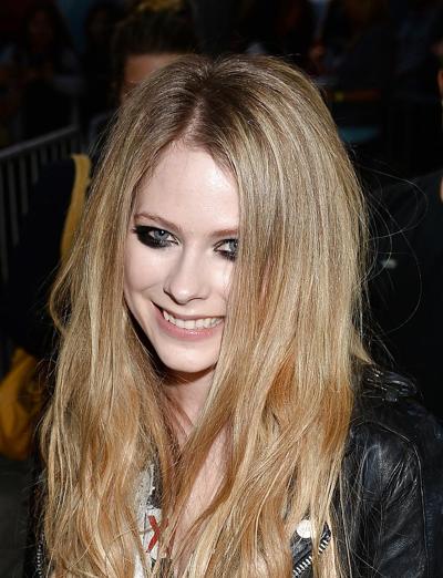 23P Avril Ramona Lavigne - Une beauté baisable
