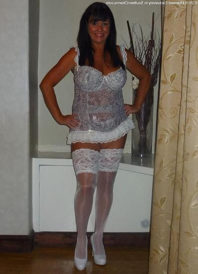25P Elise plump UK bi whore