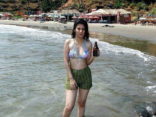 9P Pool side desi