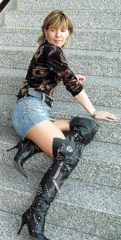 25P Hot MATURES & MILFS In BOOTS...(3)
