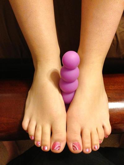 4P Kim play with her cute feet
