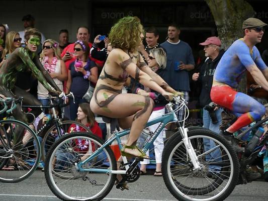25P Nude Painted Ladies in Public Fetish Gallery 10