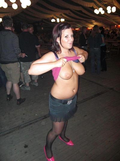 25P Les salopes ( flashing tits )