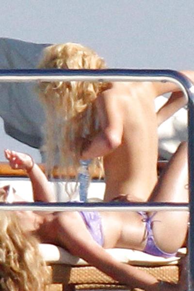 19P Paris Hilton Oben-ohne-Schnappschüsse
