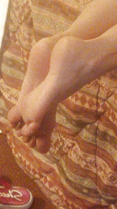 5P Wifes feet in hotel room waiting for cum