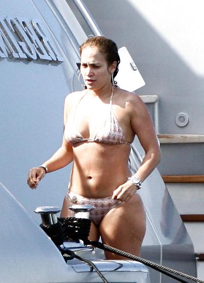 8P Jennifer Lopez en bikini sur un yacht en Italie