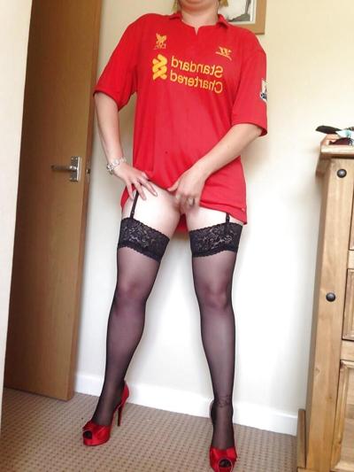 5P Sexy UK Soccer Mum Flashing Pussy