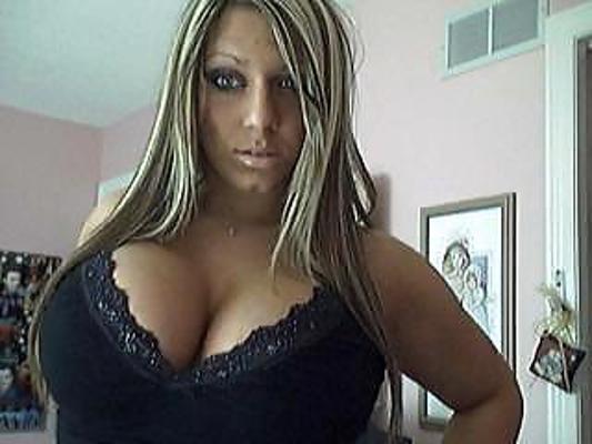 25P Big Boobed Amateur Cleavage 04