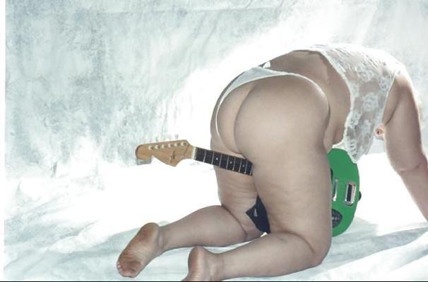 7P Amateur BBW Leigh showing off her ass