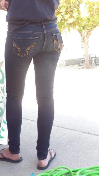 25P Public teen cul et mégots jeans