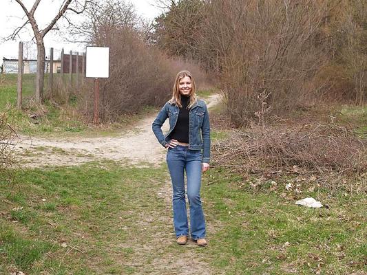 25P ANNEMIEKE WANTS STRIPPING IN PUBLIC
