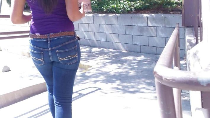 25P Culs et cul serrés d'adolescents en jeans de près