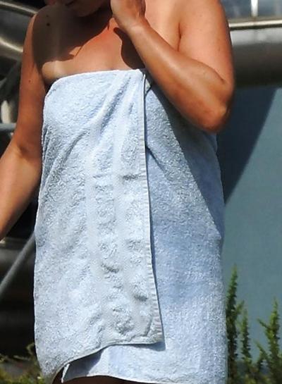 25P Horny female secretly photographed in open-air bath