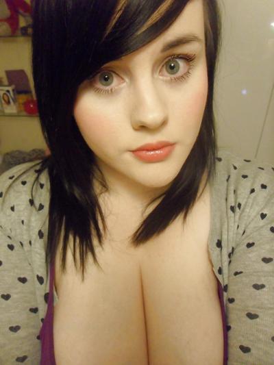 25P Big-eyed chubby beauty shows off her amazing tits