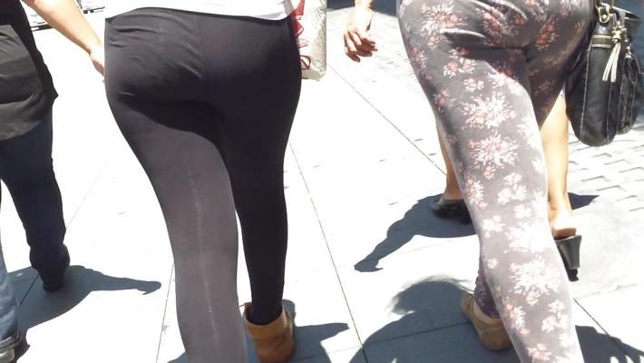 25P Spandex teen fesses et cul crack en public