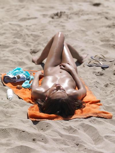 25P Sexy junges Mädchen nackt am Strand