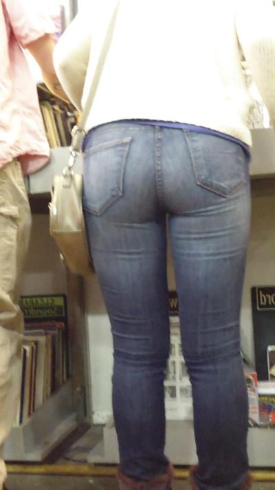 22P Cul et fesses d'adolescent lisses en jeans bleus