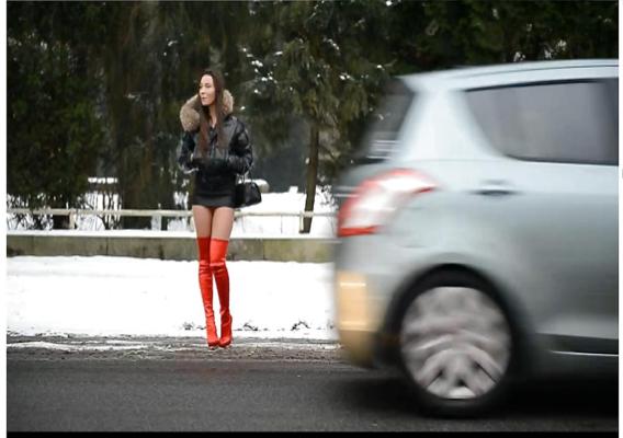 4P 雪のパンチラにサイハイブーツを履いたフランス人売春婦