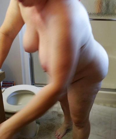 4P BBW-Frau in der Dusche