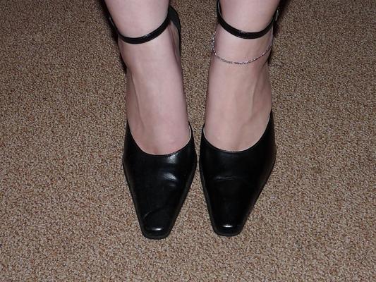 8P Wifes black leather heels barefeet legs
