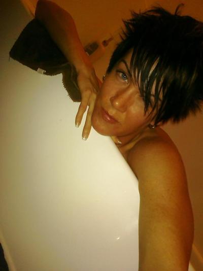 15P Amateur brune sexy aux cheveux courts posant