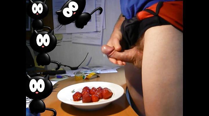 25P Savoureuses éjaculations crémeuses sur les fraises !