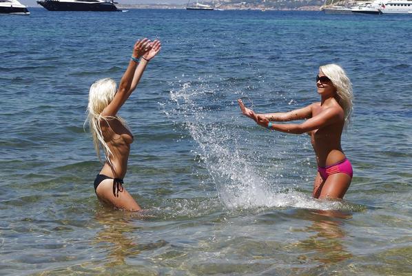 23P Topless beach strolling