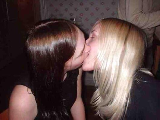 5P Girls Kissing Girls